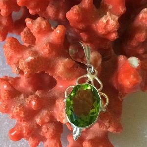 Vintage 925 peridot pendent